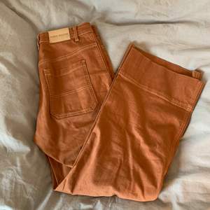 Säljer dessa jättefina jeans från Carin Wester i storlek 38. Jeansen är bruna med ljusa sömmar och är vida i benen. Tveka inte att fråga om du har några funderingar eller vill ha fler bilder!💖🌞