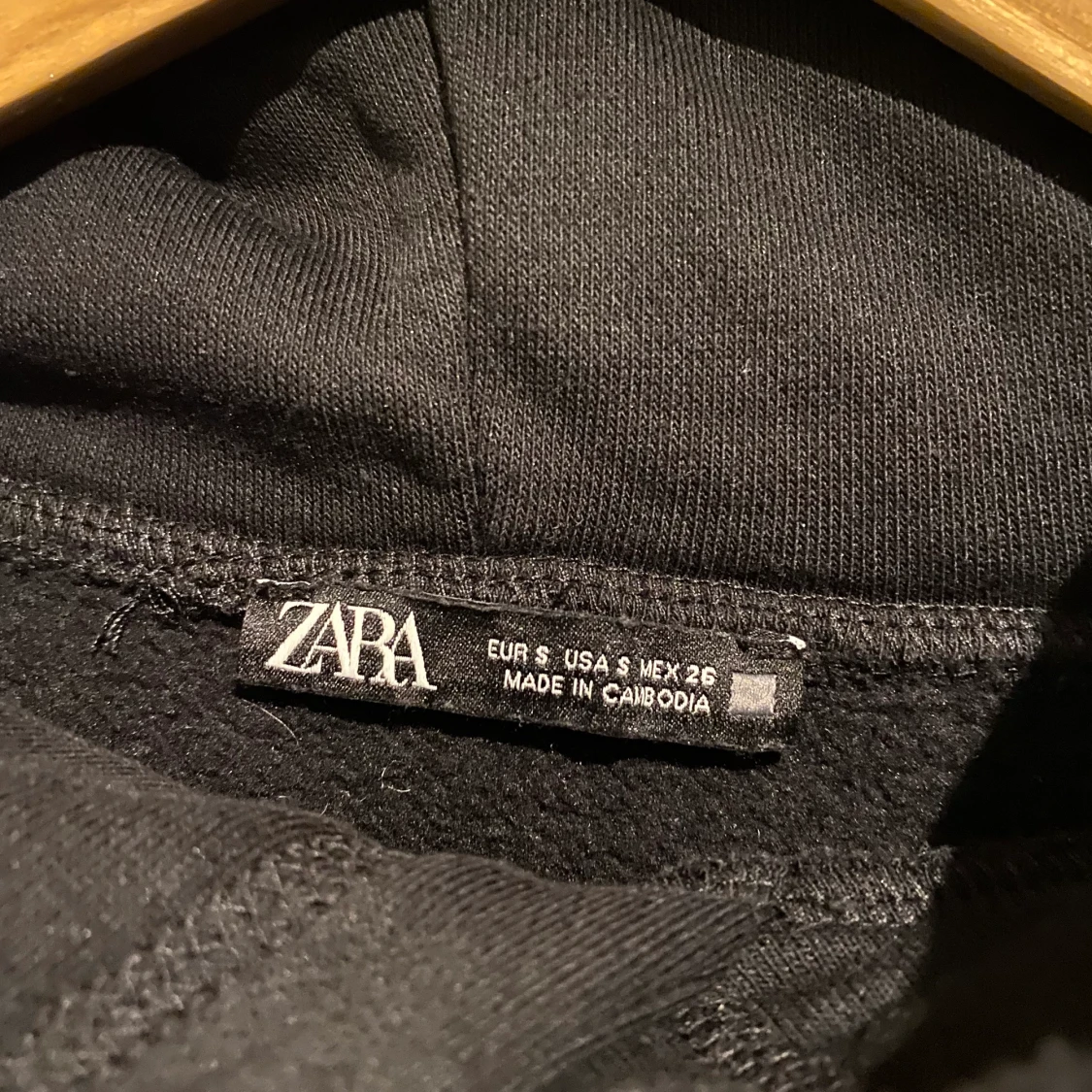 SVART HOODIE  - 91
