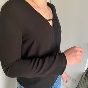 Svart blus från Ginatricot - En svart blus i storlek 34. Använd ett fåtal gånger.