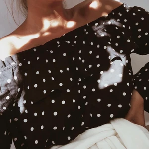 Top S - 🖤 Off shoulder - crop top i storlek S från NA-KD och Linn Ahlborgs kollektion. Använd men i bra skick! - Säljs för 50kr plus frakt (lånad bild från NAKD)