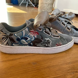 Puma sneakers - Intressekoll av mina puma sneakers, köpta i usa för nåt år sen. I sammetsmaterial med breda sidenband i typ färgen kaki/militär. Strl 38,5 