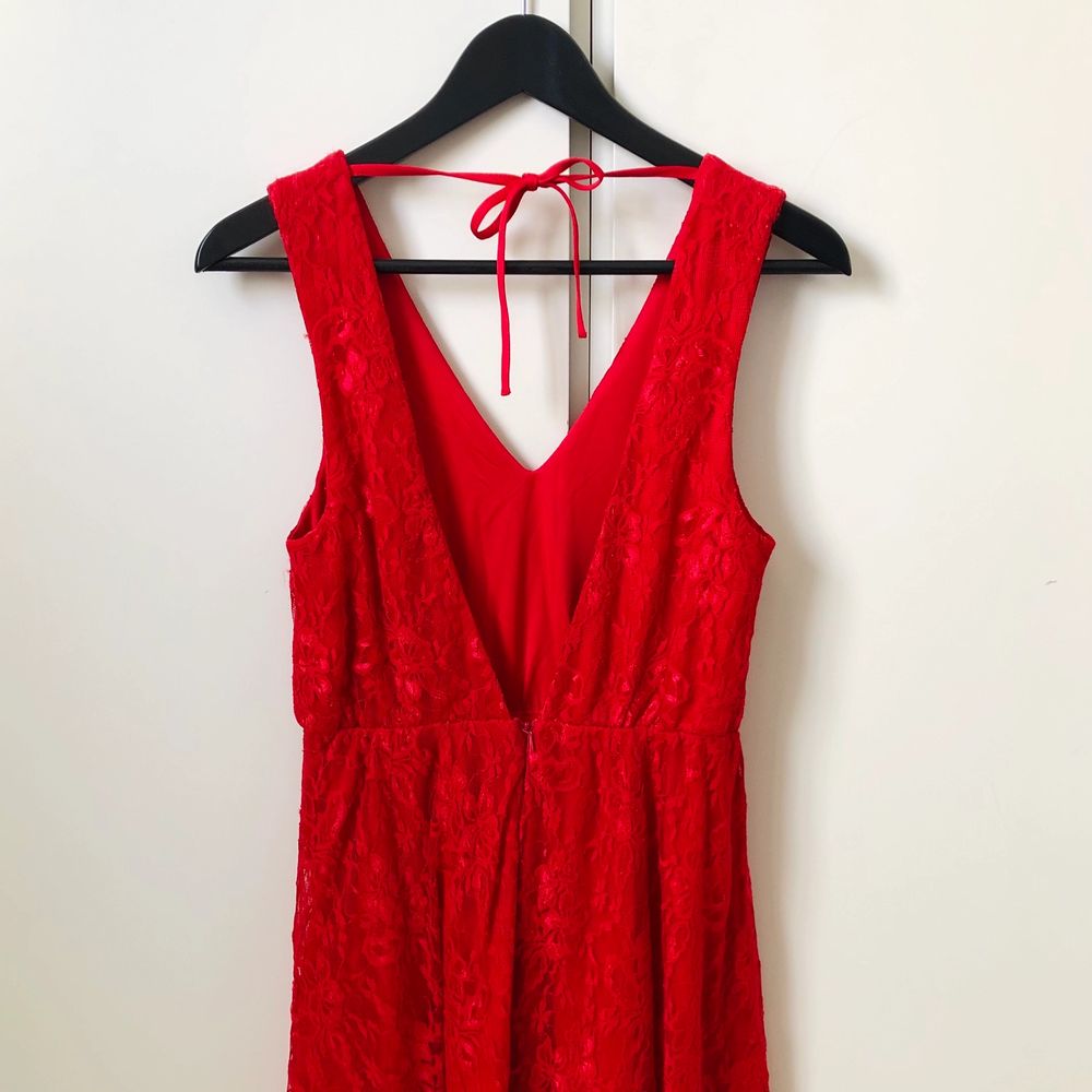 Röd spetsklänning - Klänningar | Plick Second Hand