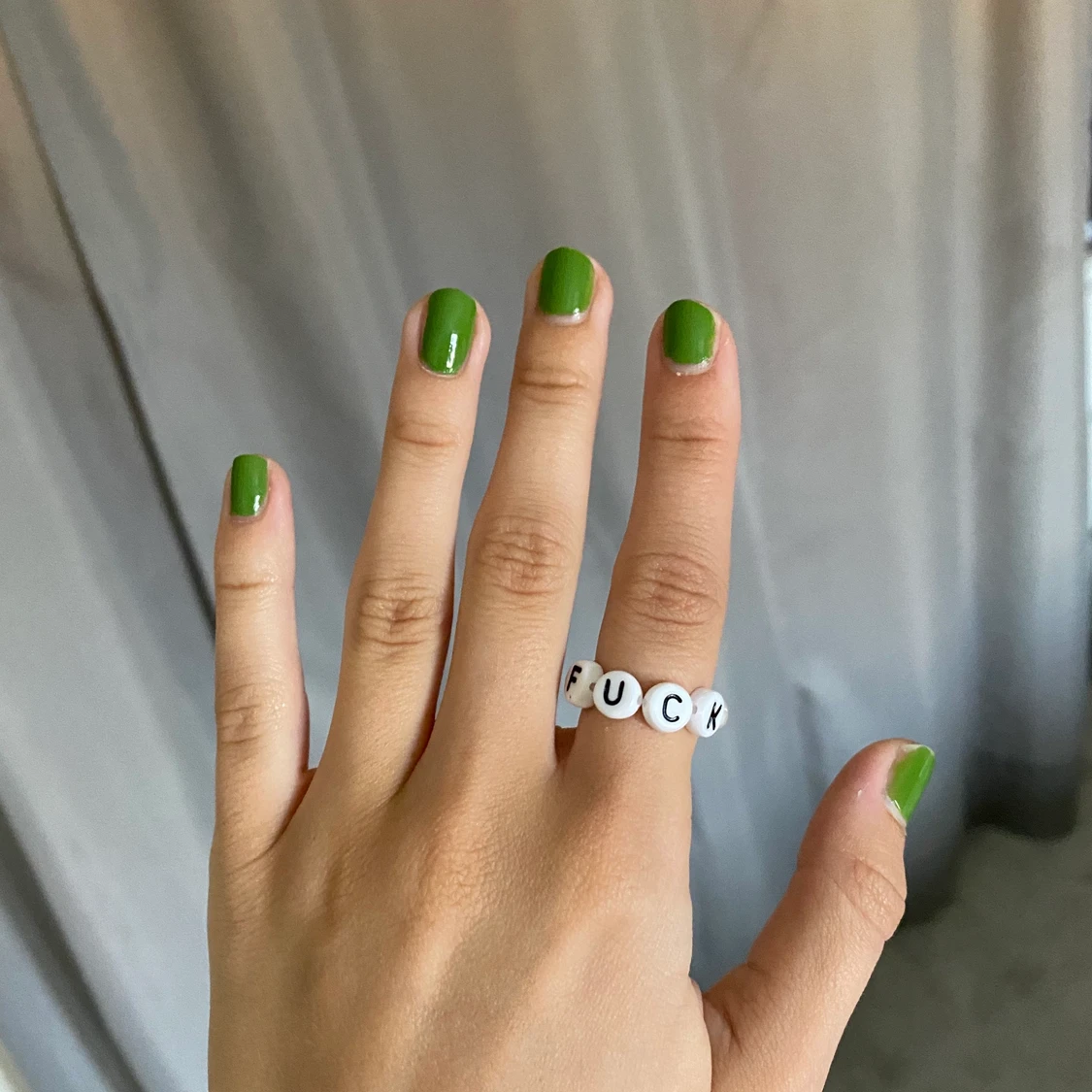 Cool ring med bokstäver 