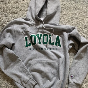 Snygg Hoodie - Säljer denna jättesnygga hoodien igen pågrund av oseriös köpare! Säljer endast pågrund av att den inte riktigt sitter som jag önskade💕 Köpt här på plick för 450kr och efter det är den endast testad!💗 Skriv för fler bilder