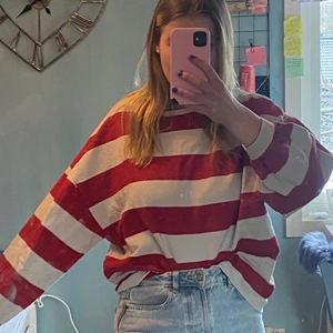 Vitröd-randig tröja  - Härlig tröja med pösiga armar ifrån Mango. Begagnat skick. Storlek L, men passar mig som i vanliga fall är S