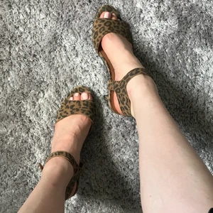 Klackar - Klackar i leopardmönster som är otroligt fina både vardag och finare tillfällen. Är i storlek 37 men hade även passat en som har 36.