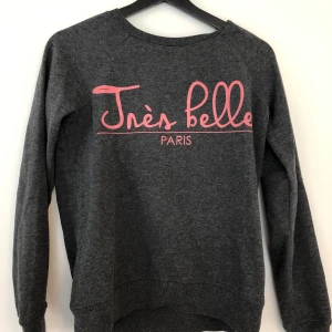 Mörkgrå tröja med tryck - Tröja från New Yorker i bra skick