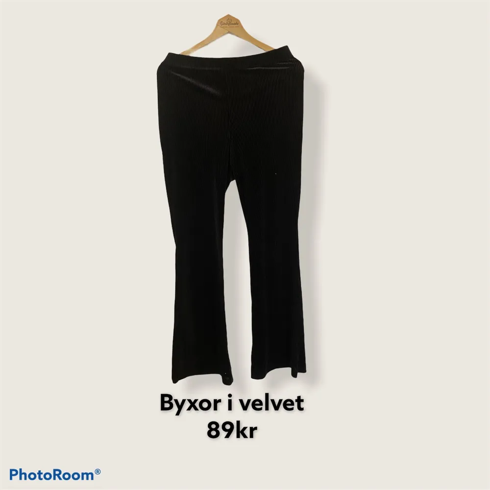 Helt nya, använda 1 gång, svarta byxor i velvet material. Jeans & Byxor.