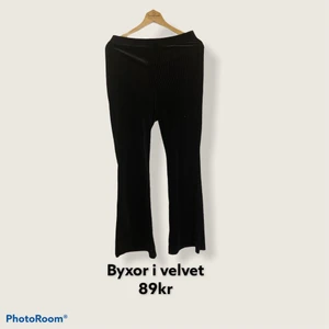 Velvet bootcut byxor - Helt nya, använda 1 gång, svarta byxor i velvet material
