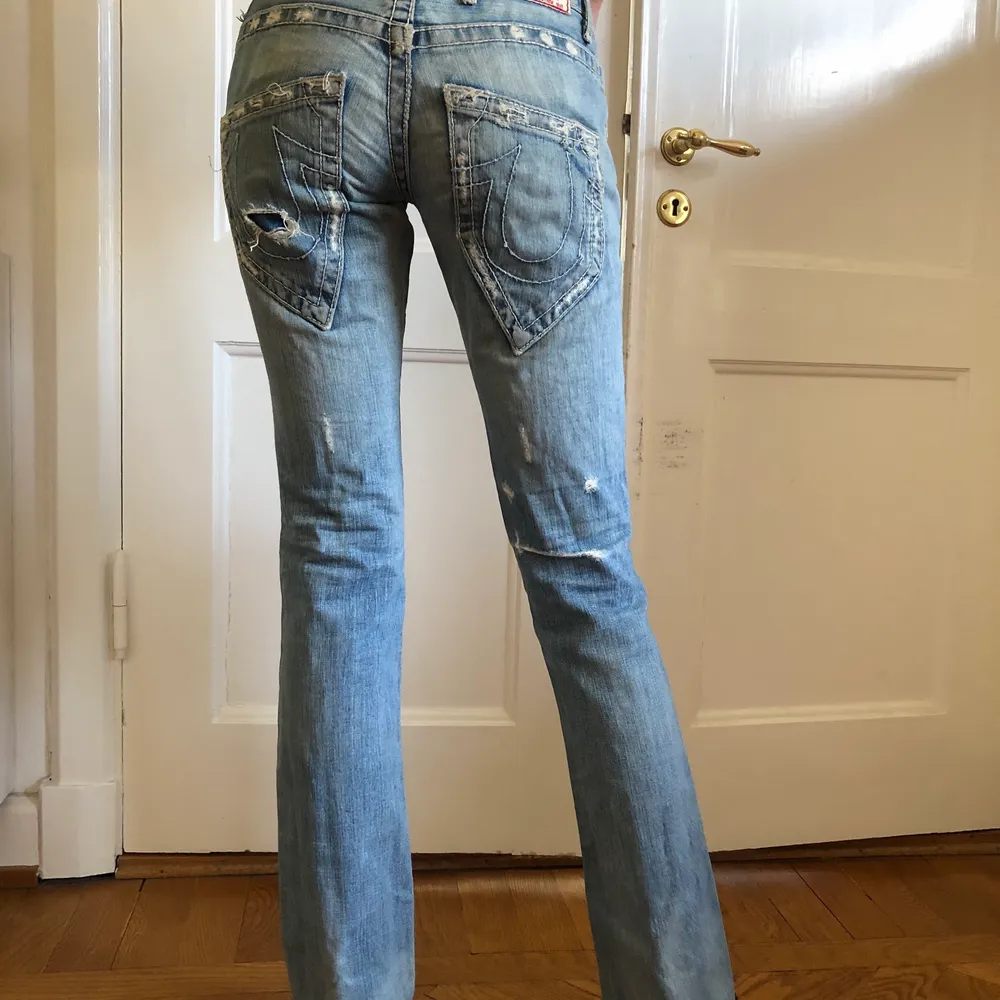Lowrise jeans ifrån True Religion. Köptes second hand, storlek 25 men skulle säga att dom passar en 26 också. Ena bälsteshållaren har släppt men går lätt att sy fast igen (se bild 3). Säljer för 300kr, först till kvarn gäller! . Jeans & Byxor.
