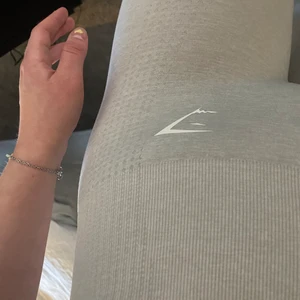 Gymshark tights  - Skitsnygga gymshark tights i en ljusgrå färg, aldrig använda, lappar finns kvar, slut på hemsidan. säljer eftersom jag aldrig tränar