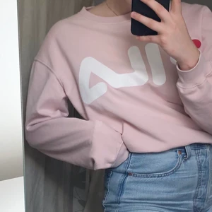Fila sweatshirt - Säljer den här fina ljusrosa fila tröjan! Den är i stl s i herrstorlek så skulle säga att den är mer m i dam, men passar alla storlekar beroende på hur man vill att den ska sitta. Den har några fläckar men de syns inte när man har den på sig, skickar gärna fler bilder vid intresse. Möts upp i göteborg eller fraktar och köparen står för frakten💓