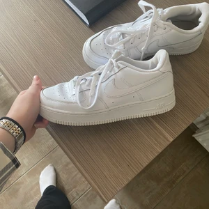 Nike air force 1 - Ett par sparsamt använda air force och helt nytvättade och ser som nya ut. Sparsamt använda och säljes då jag köpte alldeles för stor storlek för mig🤍 Kan gå ned i pris vid snabb och smidig affär👍🏻