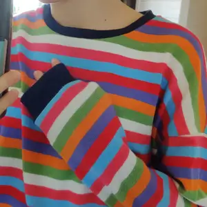en asball långärmad tröja från bershka! den är verkligen jättefin, supermjuk och härlig. står xs men sitter fint oversized på mig som är S. nyskick! pris 100, frakt tillkommer 💖