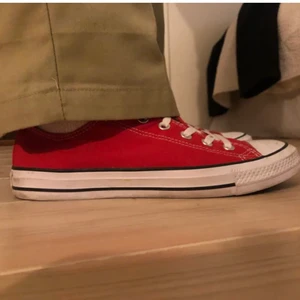 Röda converse  - Säljer mina knappt använda converse för 200kr + frakt, som tyvärr är för stora på mig:( Storlek 41,5!