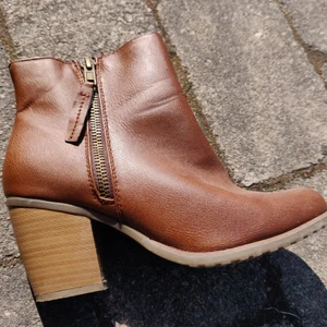 Boots - Knappt använda boots i storlek 36