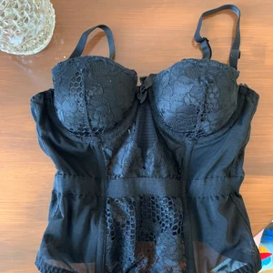 Svart korsett  - Jättefin svart korsett från hm storlek 34. Inte mycket använd ♥️