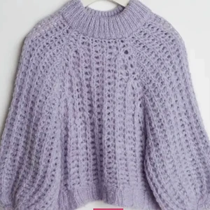 Lila stickad tröja - Superfin stickad tröja som är köpt här på plick men är helt ny och aldrig använd. Storlek S