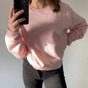 Rosa sweatshirt  - Säljer denna snygga rosa sweatshirt för 200 kr från H&m