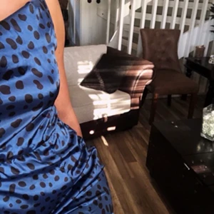 Superfin klänning - Satin, korsad i ryggen. XS/S