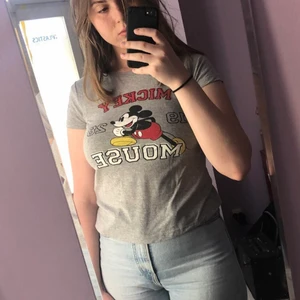 Musse pigg T-shirt  - Köptes i Italien. Storleken är Medium men den passar bättre som Small. Har ett litet hål på sidan. Hålet är knappt märkbart och ser inte ut att kunna bli värre.