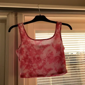 Topp - En helt ny topp ifrån shein som tyvärr var för stor den är aldrig andvänd och är en super fin sommar topp