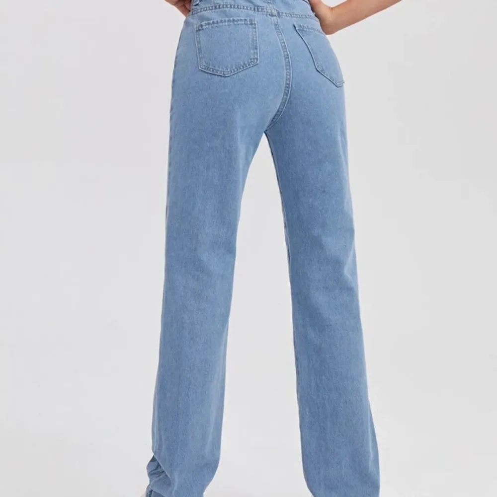 Jätte fina jeans från shein sitter jättebra men är tyärr lite förlånga för mig och stora i midjan dem är en storlek S (jag är 159) köpte dem för 239 kr satte priset på 190 men har du ett annat förskag kan vi diskutera det🥰. Jeans & Byxor.
