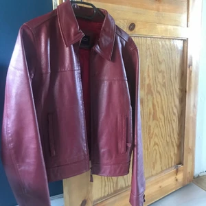 Vinröd skinnjacka  - Jacka i vinröd. Aldrig använd. Köpt vintage i Spanien. Står L i jackan men är som en S. Då jackan är väldigt poppis så får det bli budgivning! Börjar på 250kr. Budgivningen slutar på måndag 26/4 kl 18:00!! 