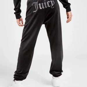 Juicy Couture - Snygga byxor men som aldrig kommer till användning. Dem har bara använts en gång så dem är i ny skick. Storleken är L men det sitter bra på dem som har M eftersom att storlekarna är lite mindre.. För mer info DMa💗(bilderna är ej mina)