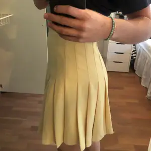 Säljer jättefin gul kjol från zara som inte kommer till användning. lappen inuti är borttagen, men kjolen är sparsamt använd!