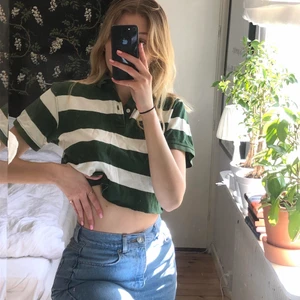 Croppad piké t-shirt - Secondhandad och klippt🤍 Frakt:30kr