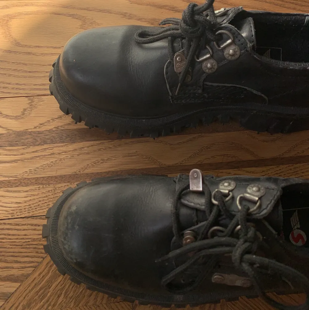 Sjukt snygga svarta kängor i strl 41/42. Lite slitningar framtill på ena skon. . Skor.