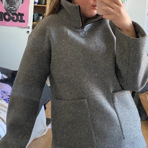 Jacka - Grå jacka med dragkedja endast i halsen! Inköpt våren 2020 från NA-KD. Hög hals med två stora fickor. Bra skick.