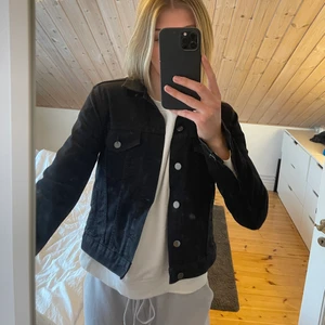 Jeansjacka - Svart jeansjacka från &Denim i storlek 36
