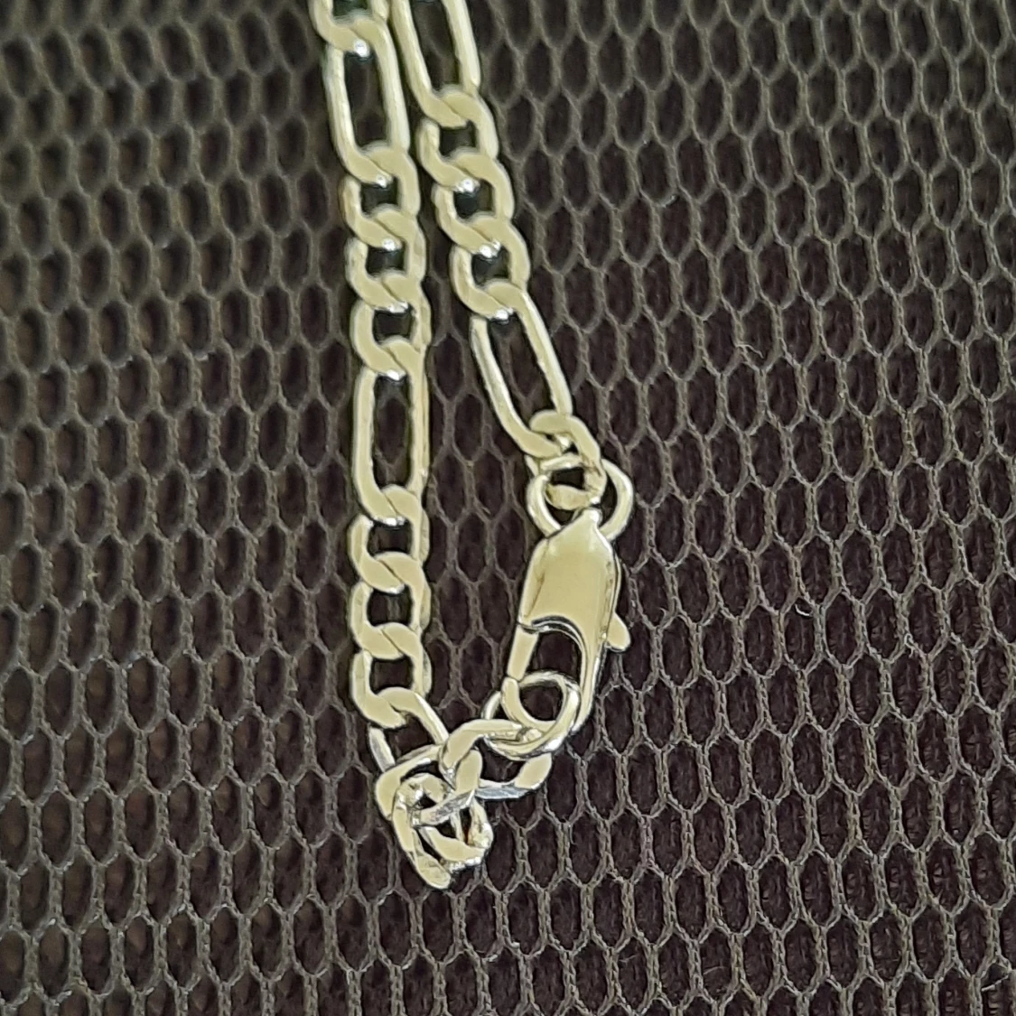 Silverfärgat kors på annorlunda kedja - 91