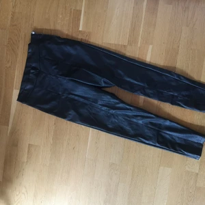 "Skinnbyxor"  - Skinnbyxor med stretch, aldrig använda. 