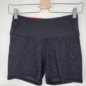 Tränings shorts från H&M, använda 1-2 gånger pga för små för mig. Perfekta till träningen nu till sommaren!;)