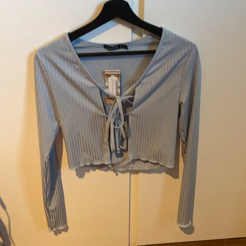 En blå tröja från boohoo, säljer pga för liten, endast testad, 65kr med inräknad frakt, Swish💕. Tröjor & Koftor.