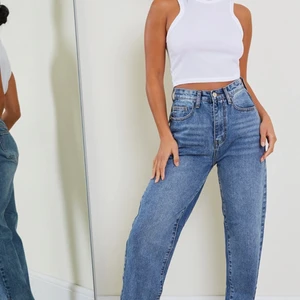 Prettylittlething jeans - Straight leg jeans med slits, slitningar längst ner. Endast provade alla lappr finns kvar. Stl: 10/M (små i storleken)  kommer från prettylittlething petite section så dom kortare i benen, jag är 155 och dom är lite för långa på mig.