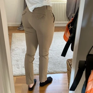 Lågmidjade ralph lauren chinos  - Lågmidjade ralph lauren chinos. Supersnygga detaljer och har riktigt fin passform. Dom har dock blivit för tighta och för korta på mig nu (177cm). 