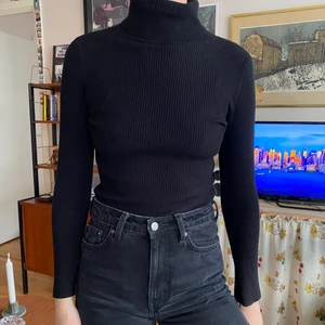 Ribbad polotröja - Svart ribbad polotröja från H&M. Något kort i armarna på mig som är 176 cm. 