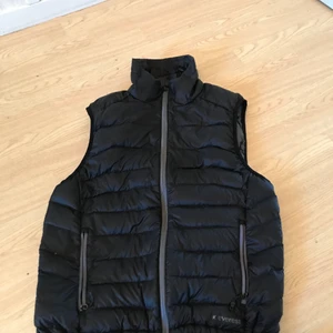 Väst  - Har användt den ett tag men den har inga skador 