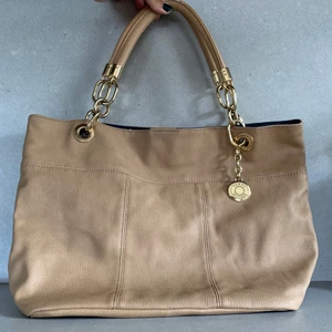 Tommy Hilfiger väska - Beige väska från Tommy Hilfiger