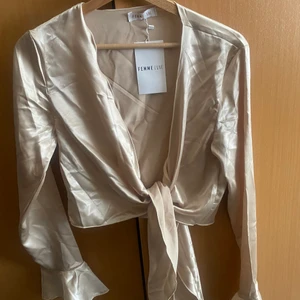 Tröja - Helt ny med prislapp aldrig använd. Storlek xs passar s-m. Gjord i satin tyg. 