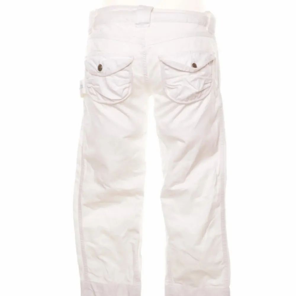 Jätte snygga vita armanu trekakvarts byxor, köpta second hand men aldrig använda💫. Jeans & Byxor.
