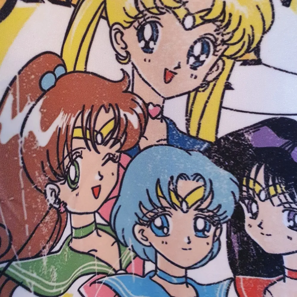 En ny och oanvänd t-shirt med Sailor Moon på. T-Shirten är i världens mjukaste material och sitter bekvämt. Storleken är L men passar small och medium för storleken är inte oversized. Jag säljer dessa t-shirts för 100:- styck plus leverans med skicka lätt🌸 . T-shirts.