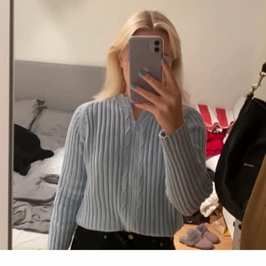 Ljusblå kofta - Supersöt liten kofta i den perfekta vårfärgen! 🦋🦋🦋 Det står att den är i strl L men den är väldigt liten, skulle säga att det är en S! 💖