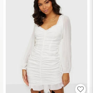 Studentklänning  - Sjukt snygg studentklänning eller bara en vanlig vit snygg klänning från Nelly som är slutsåld nu. Storlek medium, aldrig använd och prislapp kvar!! Fraktar men kan även mötas i Åkersberga, Täby, eller stockholm. 