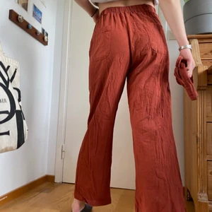 Linne byxor  - Dessa byxor är ett perfekt blend av bomull och linne, mjukt och skönt. Byxorna har elastisk band i midjan och passar därför många olika storlekar xs/s/m