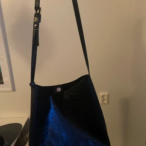 Väska - Säljer en axelremsväska från Åhléns. I bra skick.